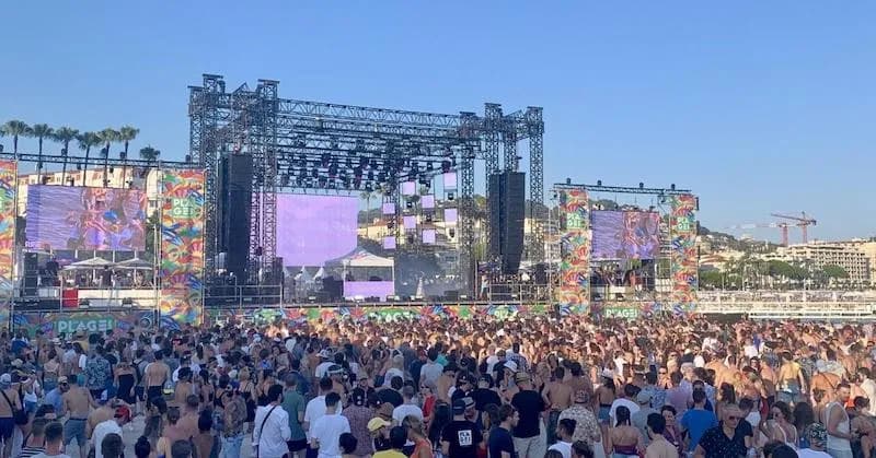 Foule dansant aux Dunes Electroniques dans le désert
