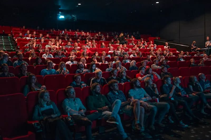 Écran de cinéma dans une salle obscure