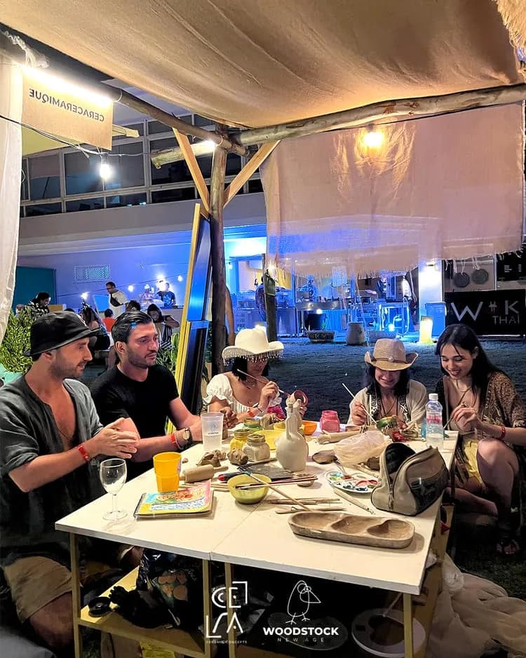 Ambiance festive au Woodstock New Age