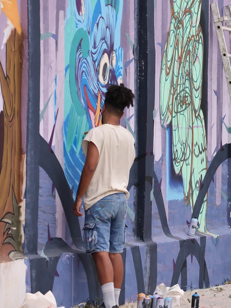 Un mur en cours, pendant Bhar Lazreg Hood