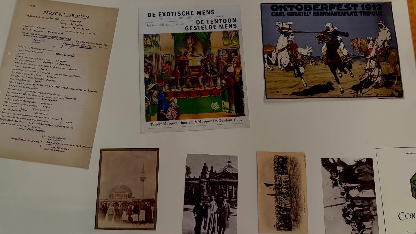 Mur d'archives dans l'exposition de Mohamed-Ali Ltaief