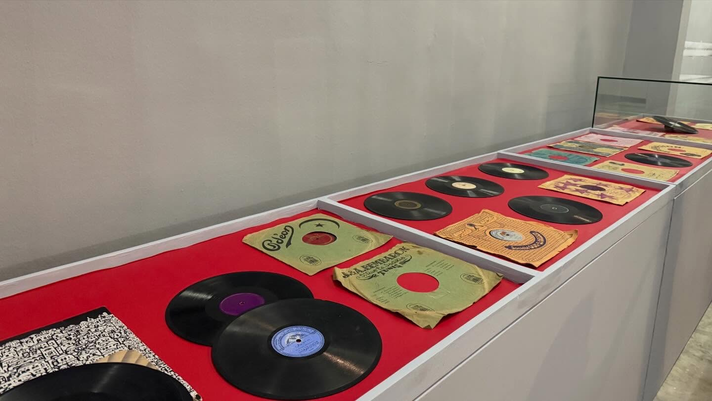 Vue d'exposition : disques 78 tours présentés au sol
