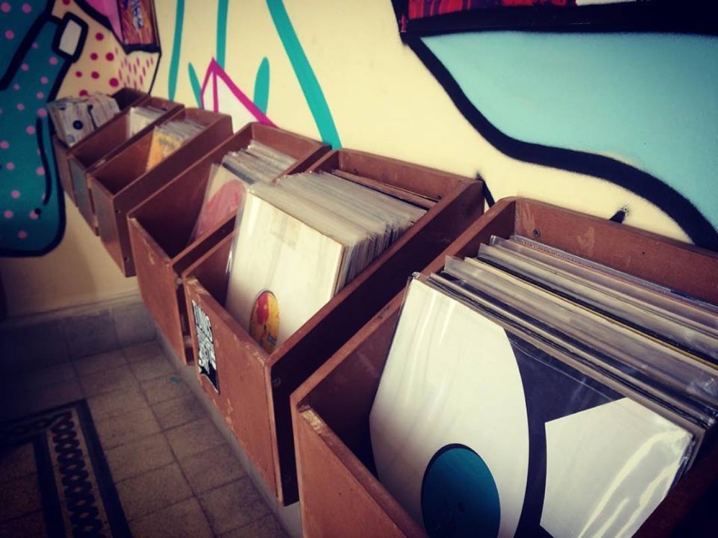 Les bacs à disques du premier magasin