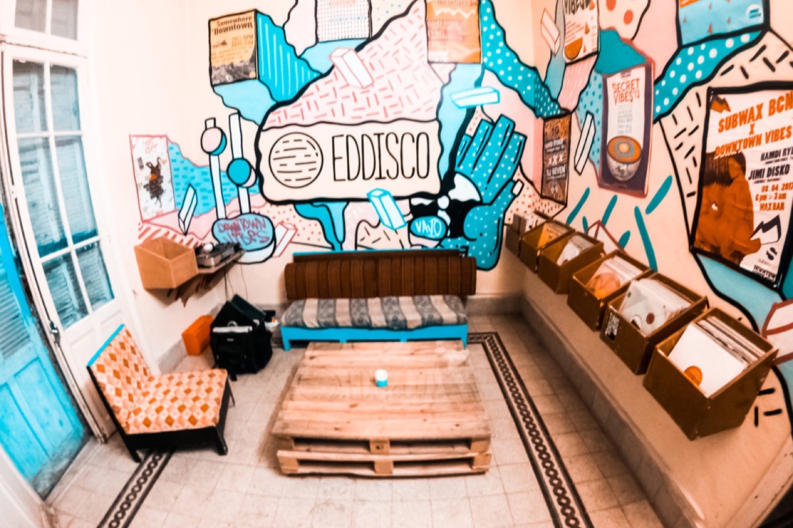L'appartement de Lafayette en 2019 : la fresque Eddisco, la banquette et les bacs en carton