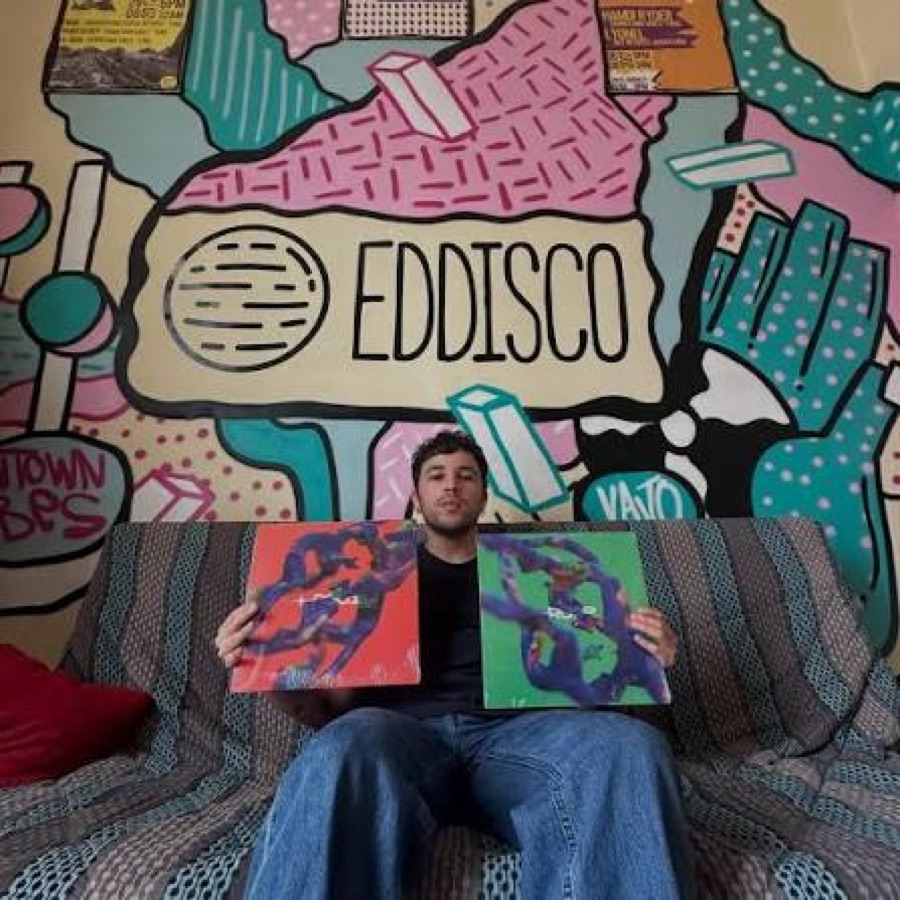 Deux disques devant la fresque, dans la première boutique