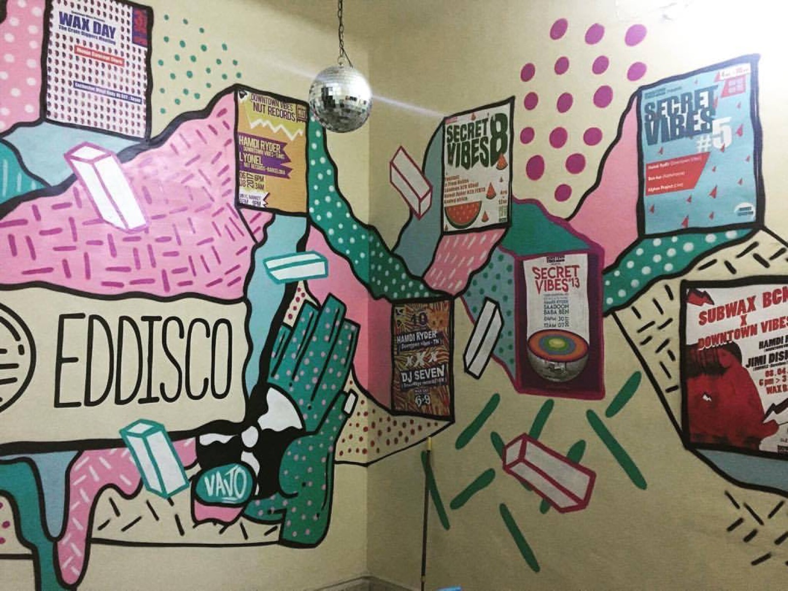 La fresque du magasin et la boule à facettes