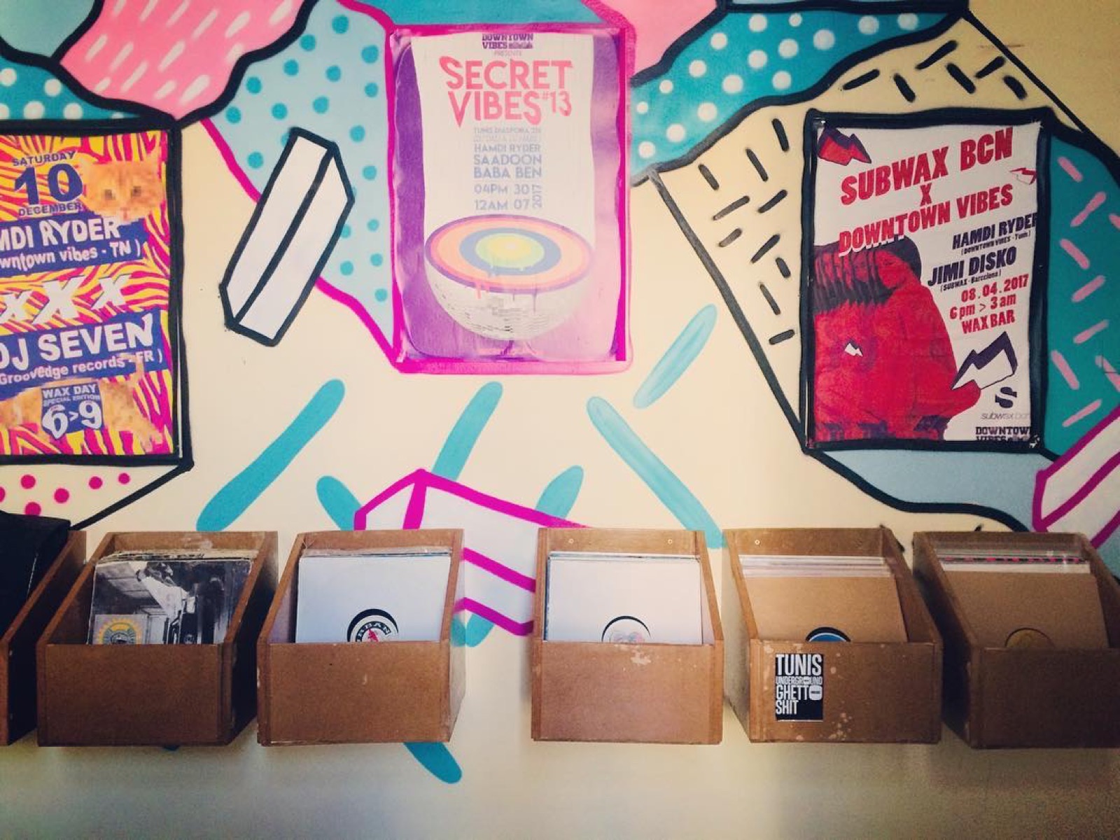 Les bacs sous les affiches des soirées Downtown Vibes
