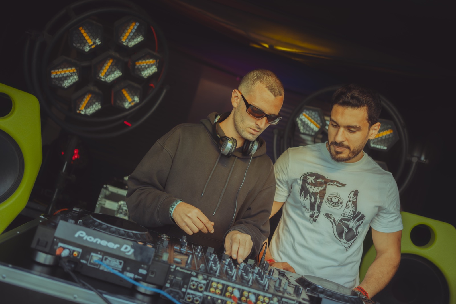 Deux DJs aux platines