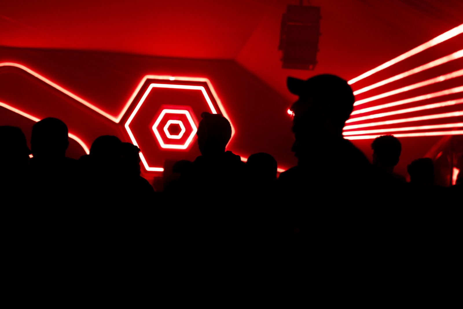 Silhouettes devant les lumières hexagonales