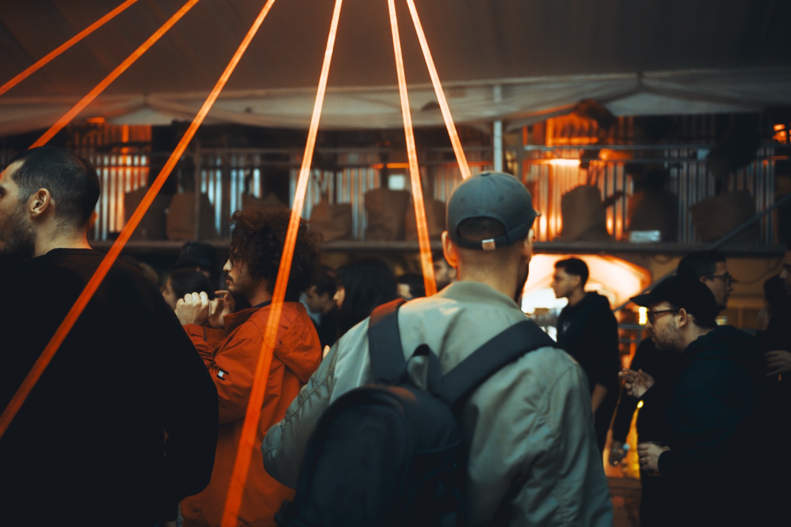 Des faisceaux de lumière au-dessus du public