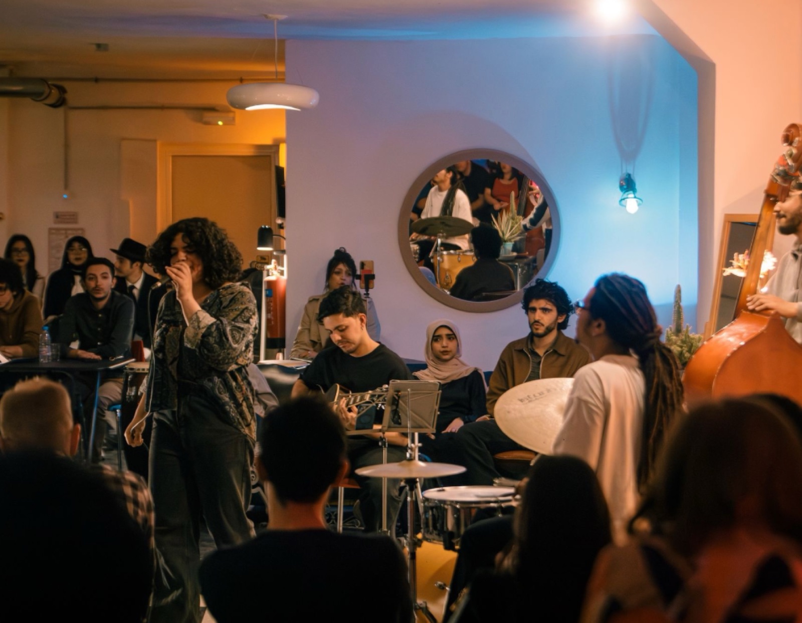 La salle de L'Écurie pendant une jam session du Hot Club de Tunis