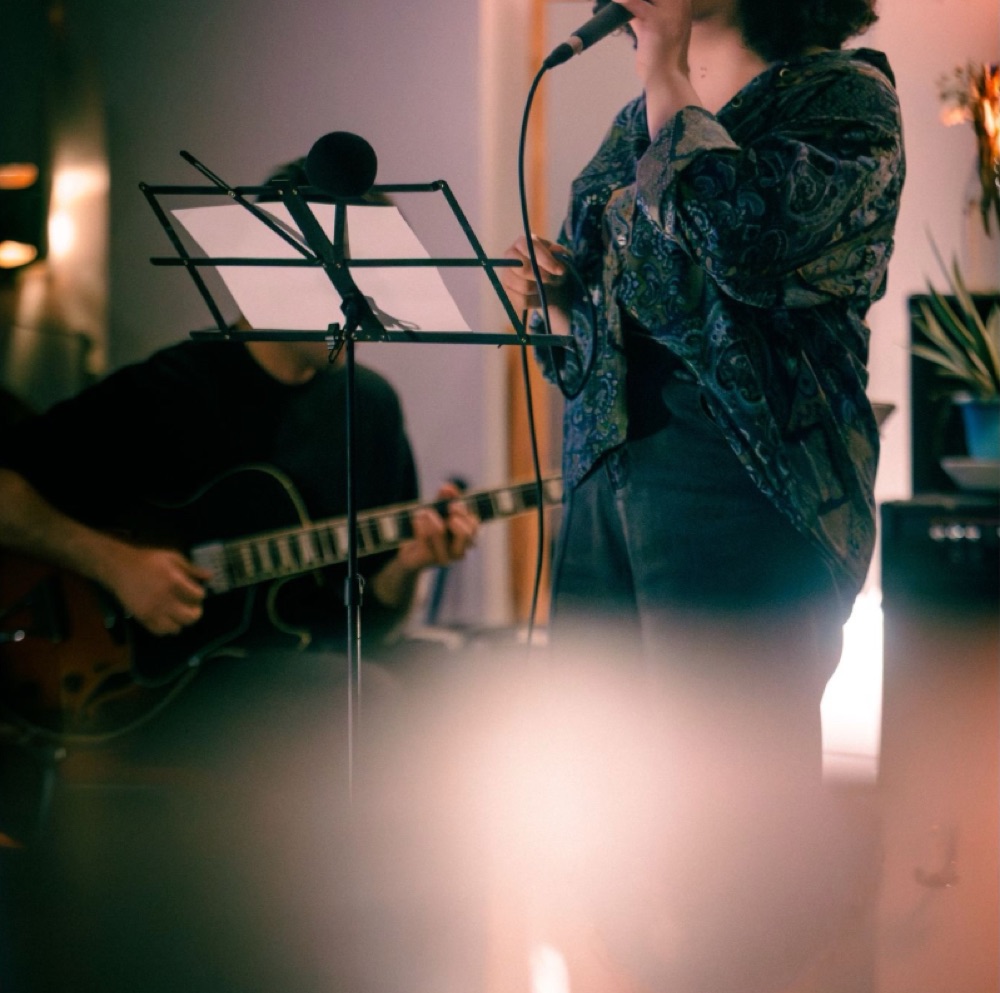 Une voix et une guitare