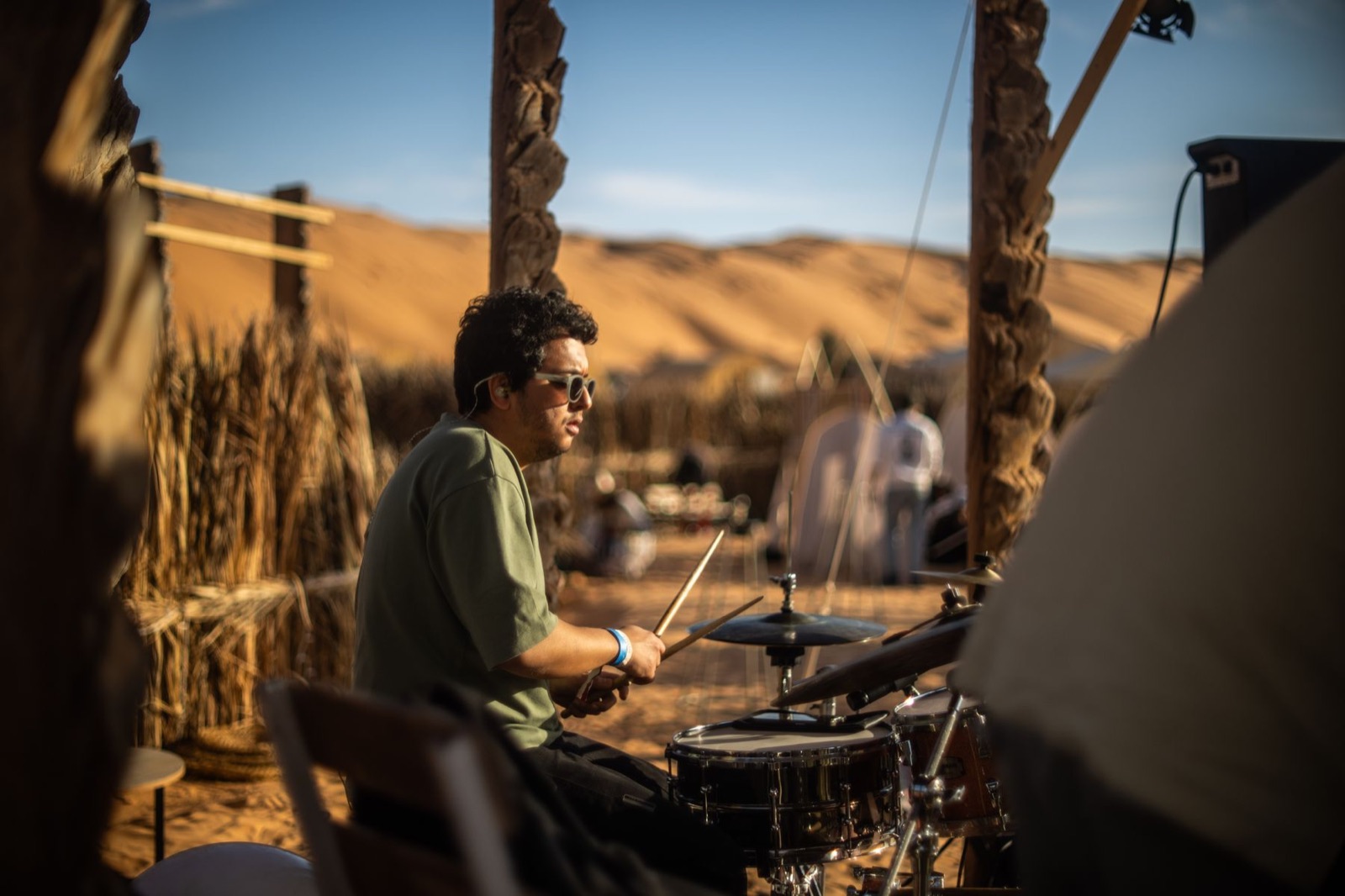 Un batteur devant les dunes