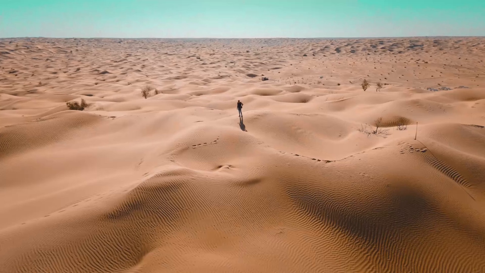 Une silhouette seule dans les dunes