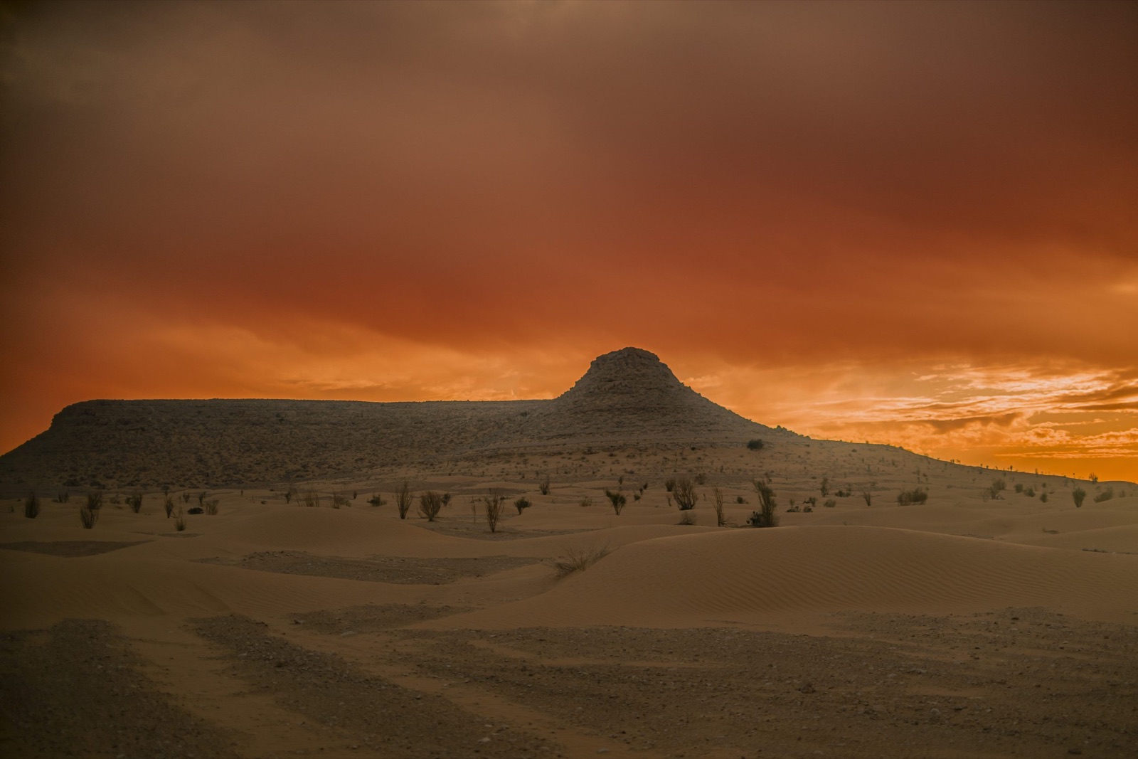 Le Tembaine sous un ciel orange